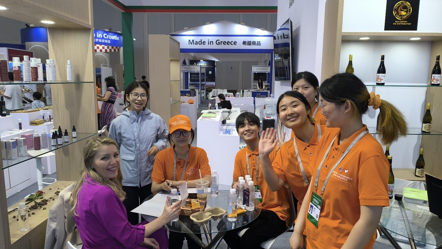 Meetings and conversations during the Ningbo exhibition.