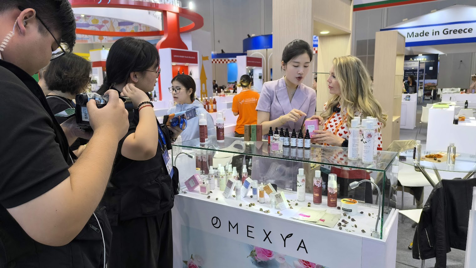Conversations about OMEXYA products at the stand.