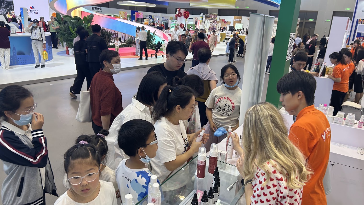 Visitors at the OMEXYA stand in Ningbo.