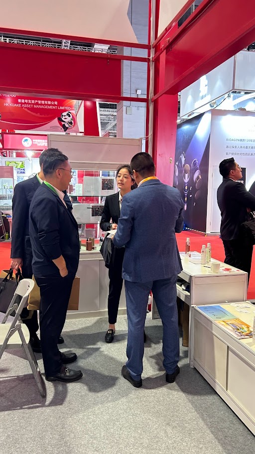 Conversations in the CIIE 2023 exhibition area.